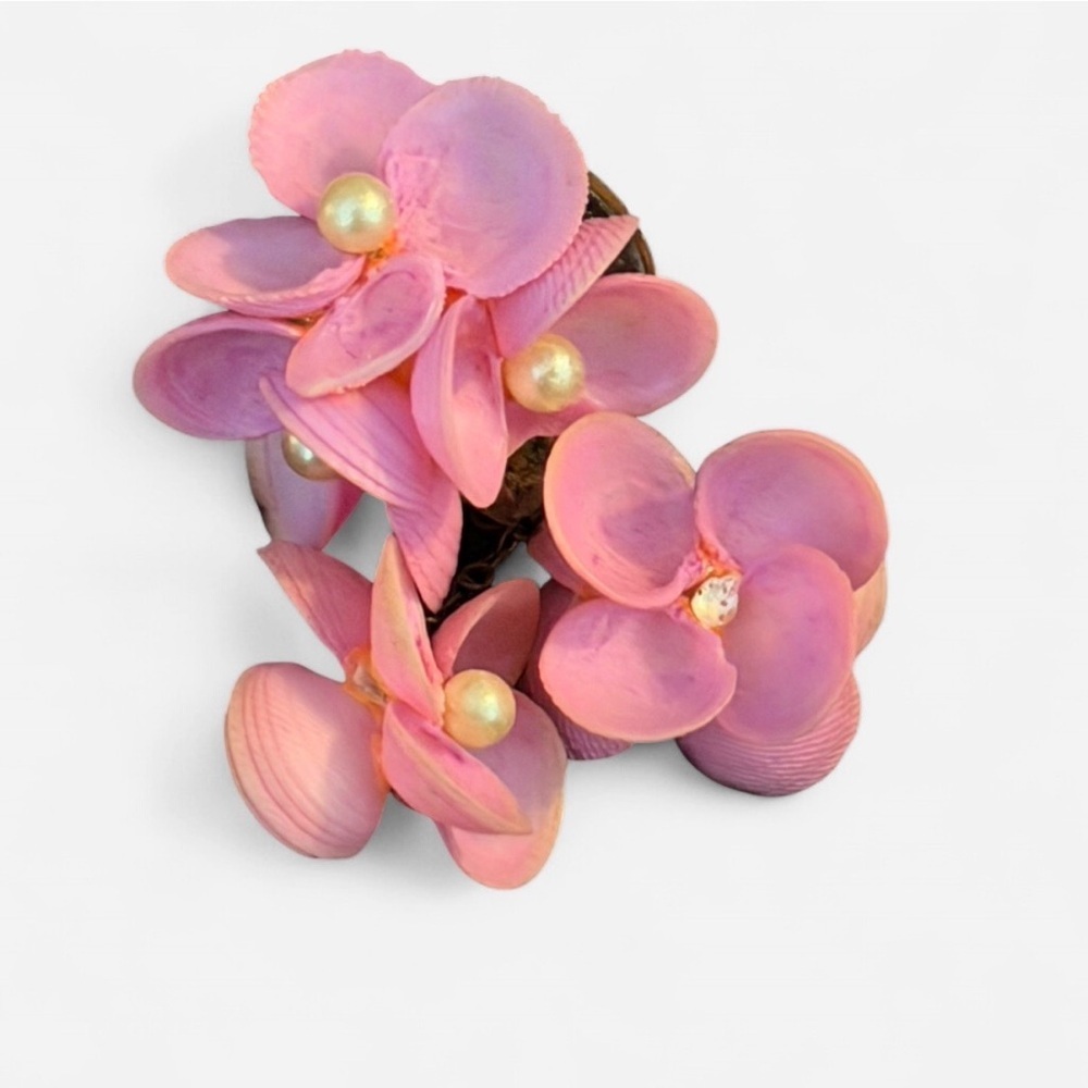 **SOLD** Vintage Pink Seashell Floral Screw-On Earrings — 1950s–60s - Picture 4 of 5